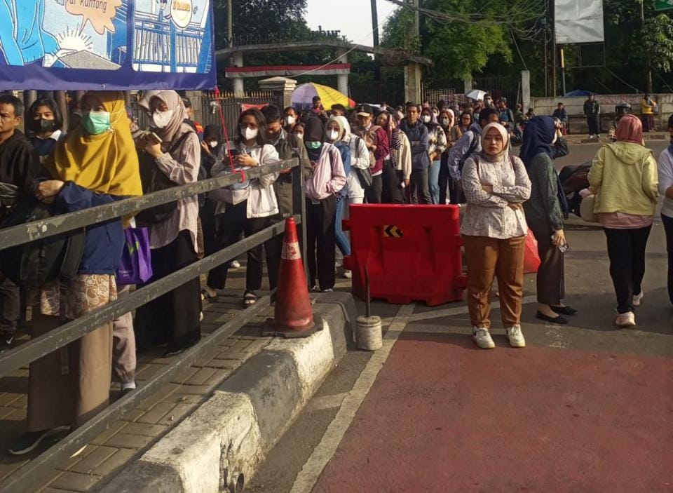 Penumpang Transjakarta Menumpuk di Halte Non BRT Cibubur Junction Pagi Ini Karena Banyak Bus Terlambat Tiba, Ternyata Ini Penyebabnya