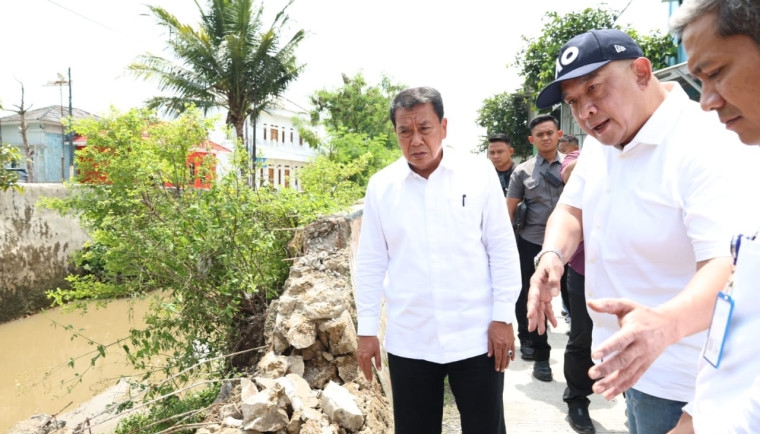 Tinjau Tanggul Jebol di Perumahan Mustika Tigaraksa, Bupati Tangerang: Sementara Kita Pasang Bronjong untuk Cegah Air Meluap