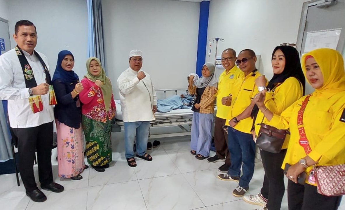 Serahkan Santunan, Golkar Jakarta Dorong Pemulihan Siswa Korban Kecelakaan MBG di Cilincing