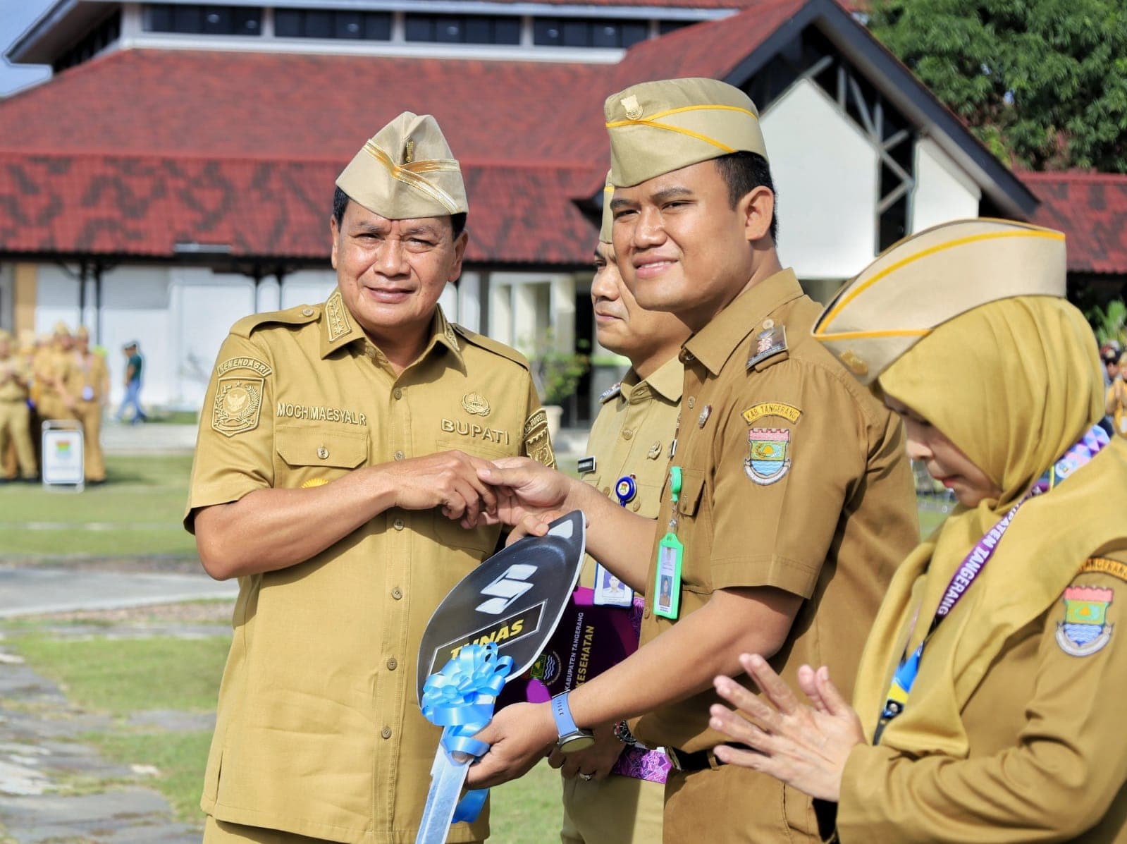 Bupati Tangerang Serahkan 28 Mobil Ambulans Puskesmas Keliling untuk Tiap Kelurahan, Siap Beroperasi 24 Jam Melayani Masyarakat