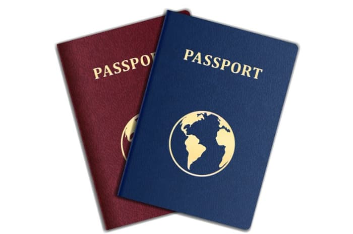 Bukan Sekadar Aturan, Ini Penyebab Foto Paspor Nggak Boleh Senyum