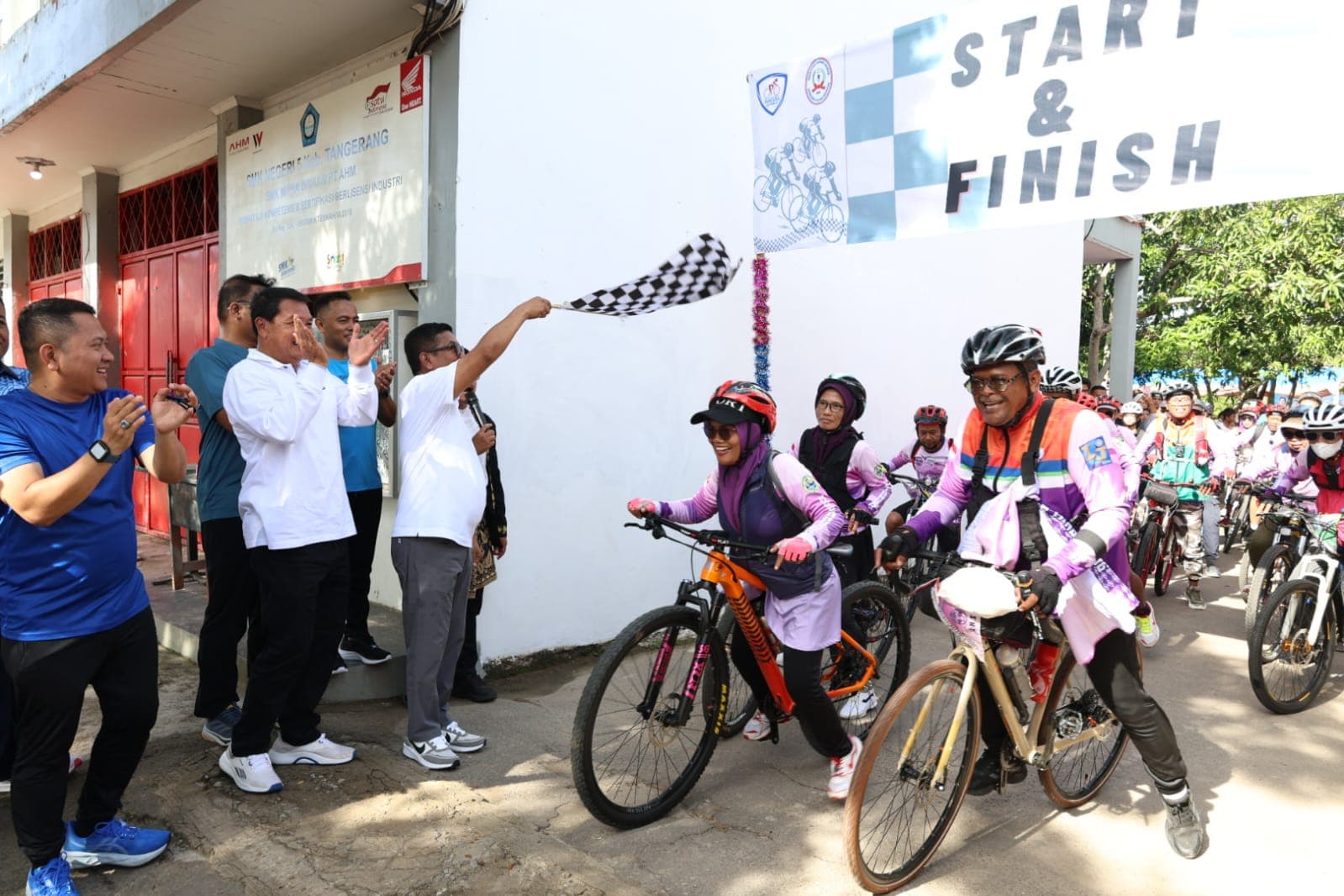 Dampingi Gubernur Andra Soni, Bupati Tangerang Lepas Fun Bike Kolaborasi Gemilang dan Gowes Desa Wisata di Kecamatan Mauk