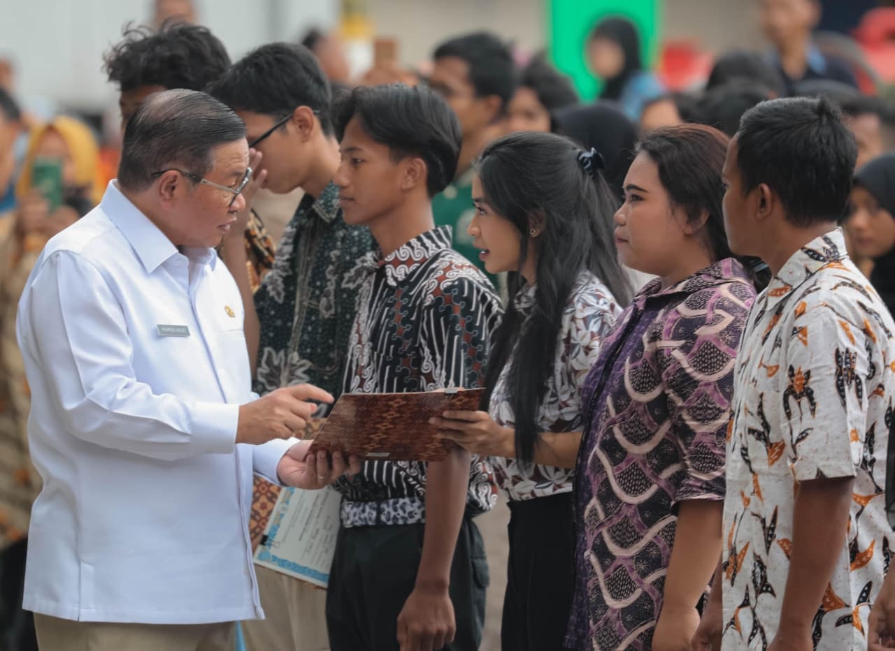 Gubernur Pramono Serahkan Bantuan Pemutihan Ijazah Tahap V Kepada 2.753 Orang, Ada yang Ijazahnya Tertahan Selama 17 Tahun