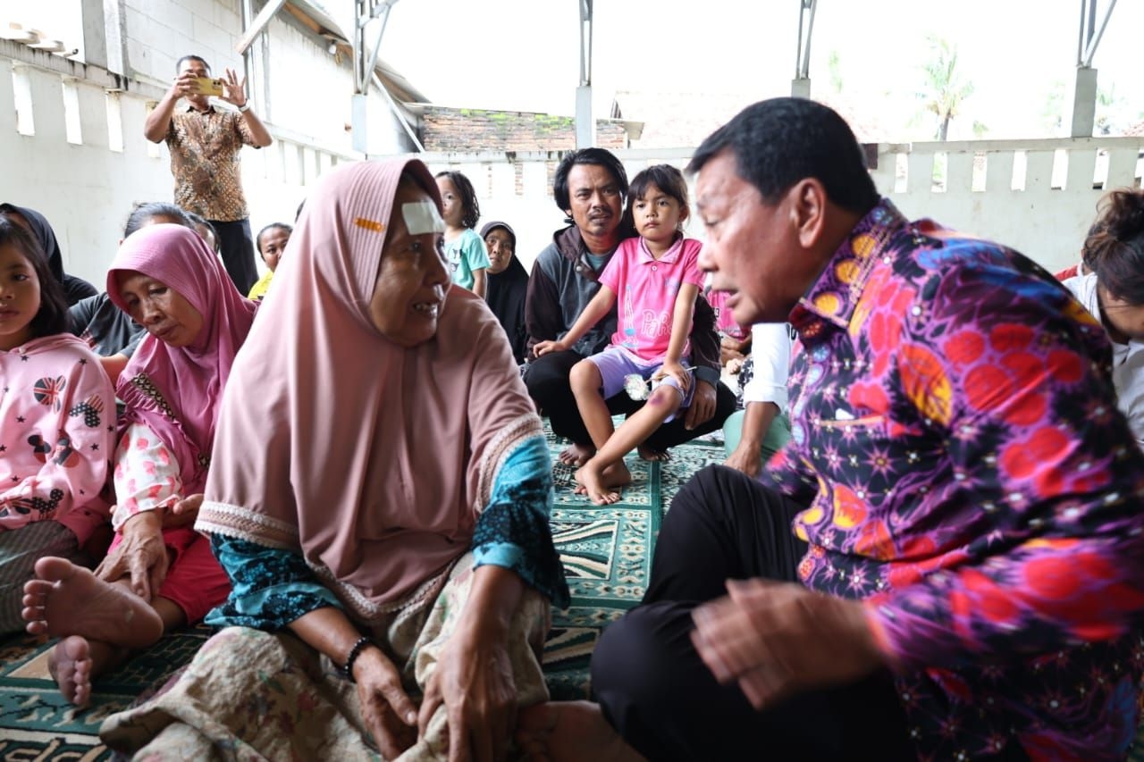 Kunjungi Korban Banjir di Pakuhaji, Bupati Tangerang Salurkan Bantuan dan Minta Puskesmas Jemput Bola Layani Kesehatan Warga Terdampak