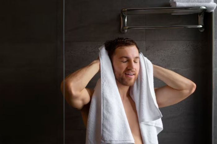 Kenali 5 Risiko Mandi Saat Tubuh Masih Panas dan Berkeringat
