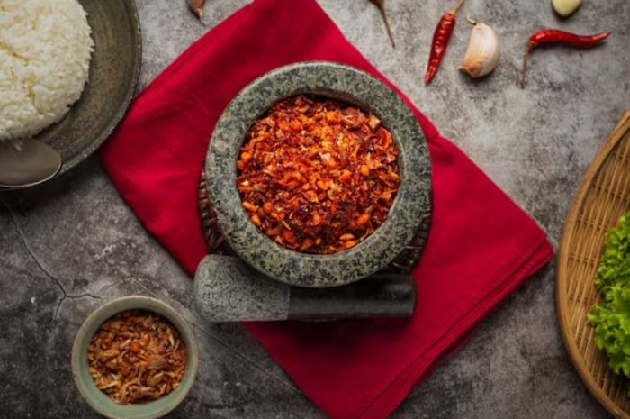 Cuma 4 Bahan, Ini Resep Bikin Sambal Bawang Lebih Awet Seharian
