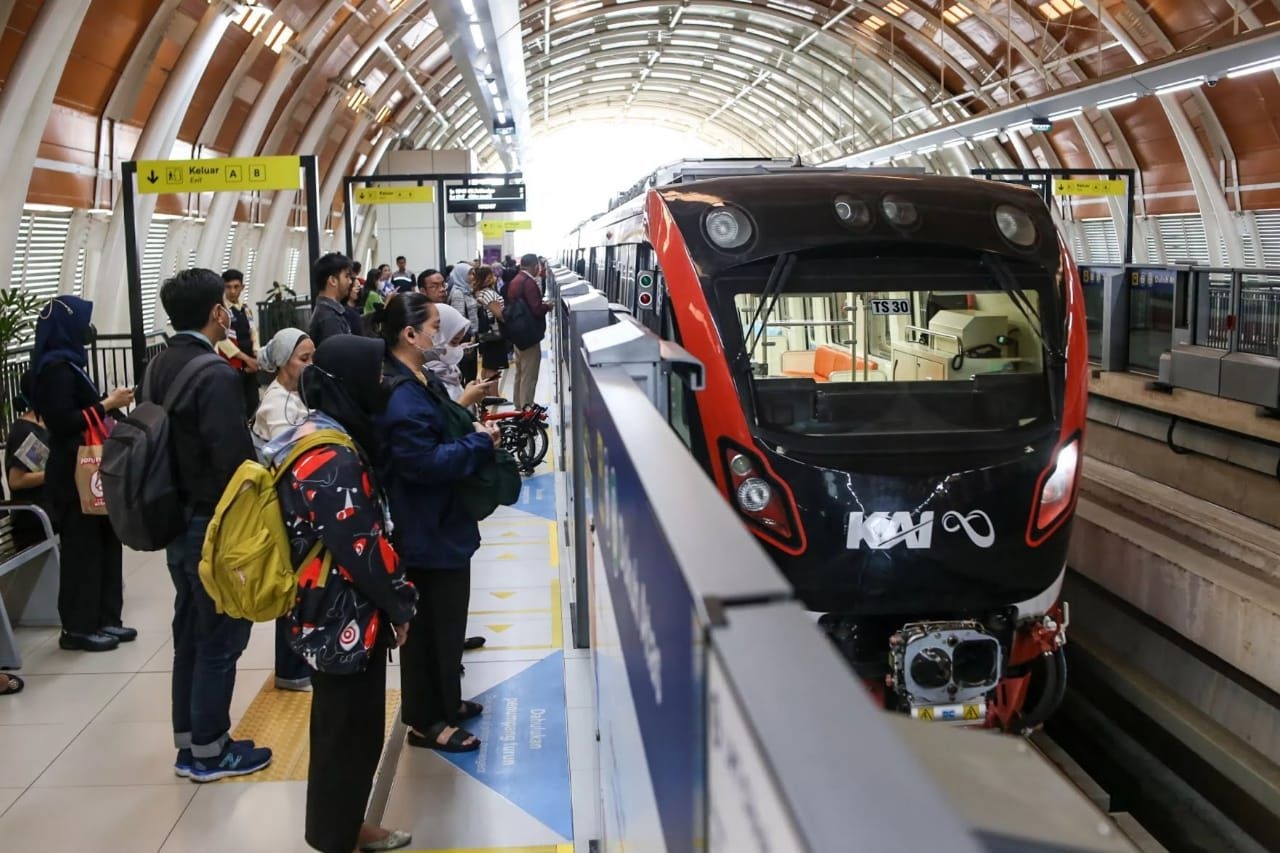 LRT Jakarta Fase 1B Capai Titik Krusial, Jalur di Atas Tol Wiyoto Wiyono Resmi Tersambung 100 Persen