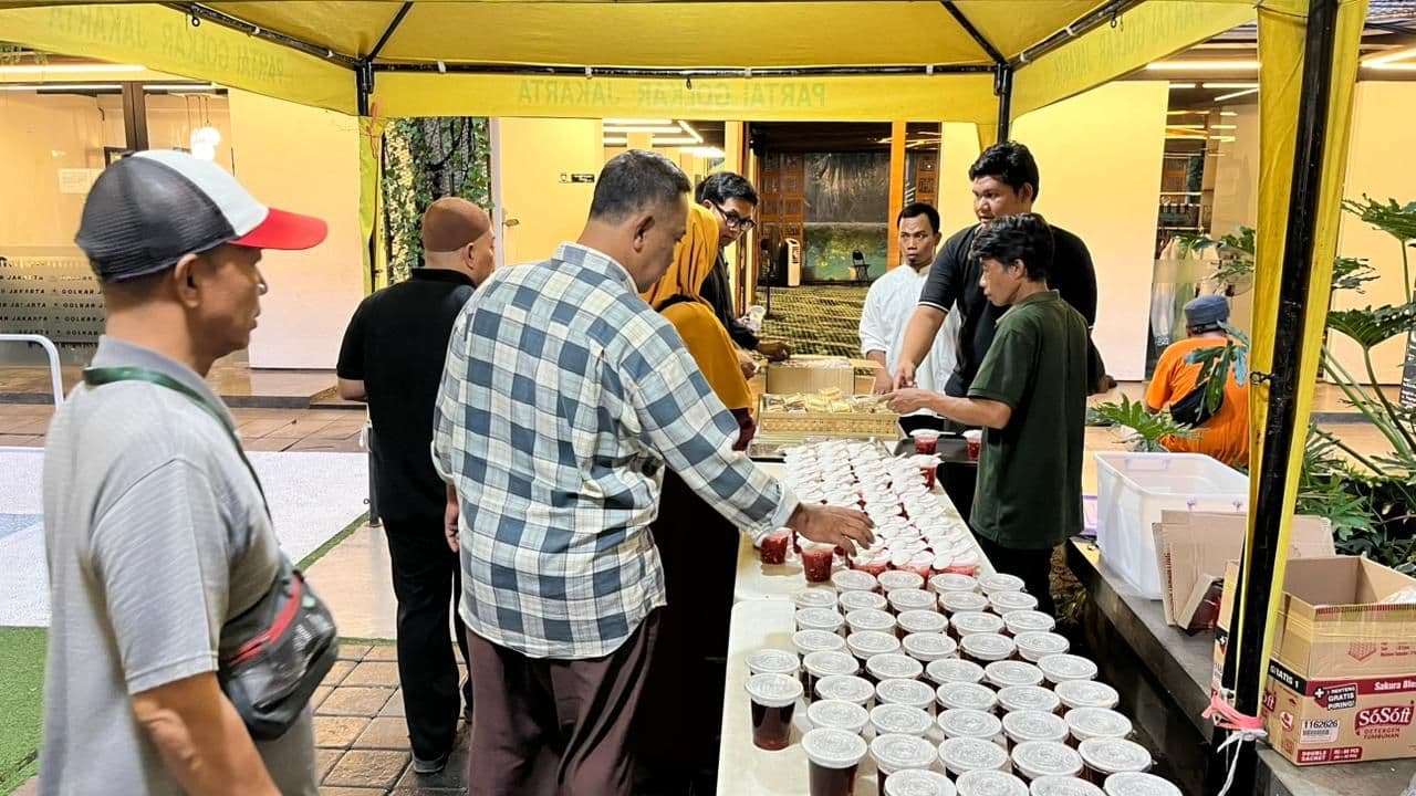 Masjid Al Akbar Golkar DKI Konsisten Gelar Buka Puasa Bersama untuk Warga, Setiap Hari Sediakan 100 Nasi Box dan Takjil