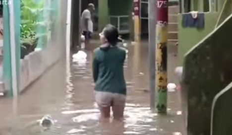 Kebon Pala Terendam Banjir Dua Meter, Warga Mengungsi ke Gedung Sekolah