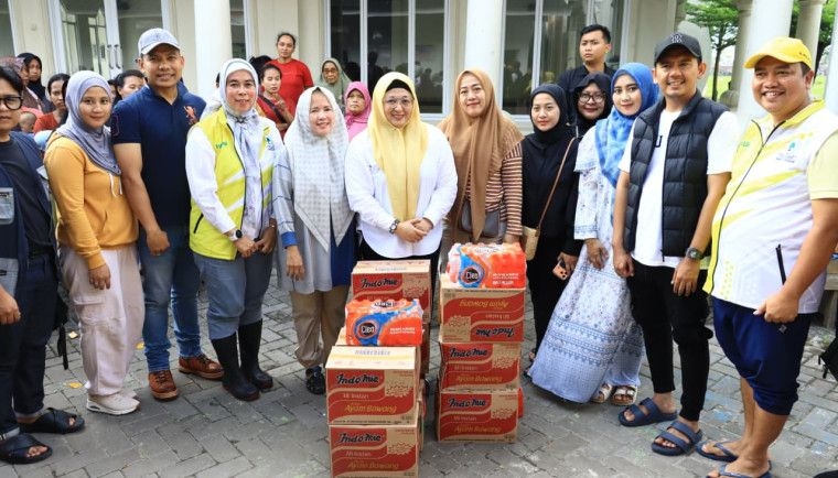 Pemkab Tangerang Respon Cepat Bencana Banjir di Kecamatan Kresek, Wabup Intan Datangi Pengungsian dan Serahkan Bantuan Logistik