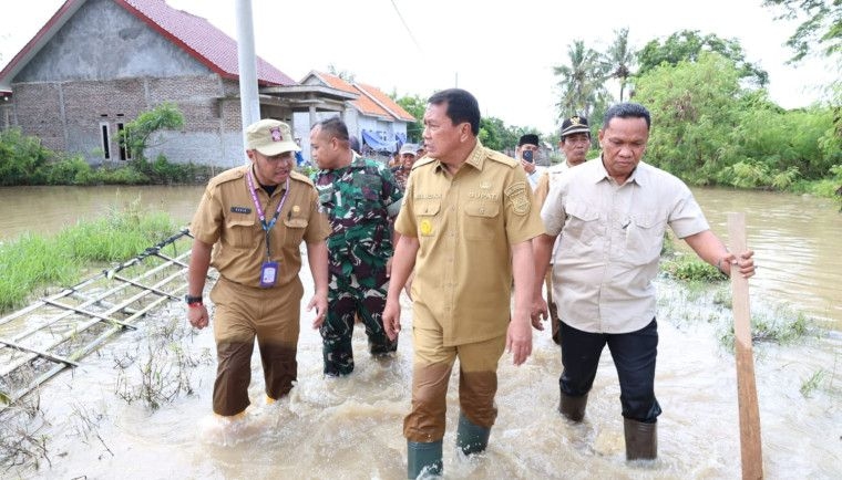 Bupati Tangerang Tinjau dan Monitoring Banjir di Desa Jenggot Mekar Baru, Janji Akan Tinggikan Jembatan Agar Tak Hambat Aliran Air