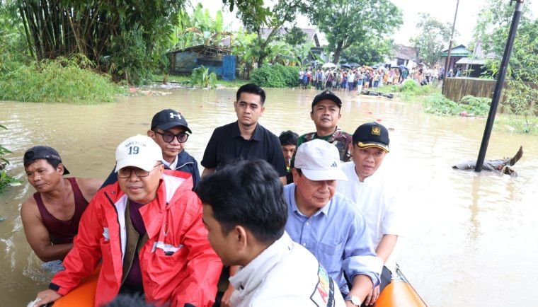 Bupati Tangerang Tinjau Lokasi Banjir di Nyompok Girang, Tegaskan Akses Warga Terputus Akibat Jembatan Terendam Luapan Sungai Cidurian