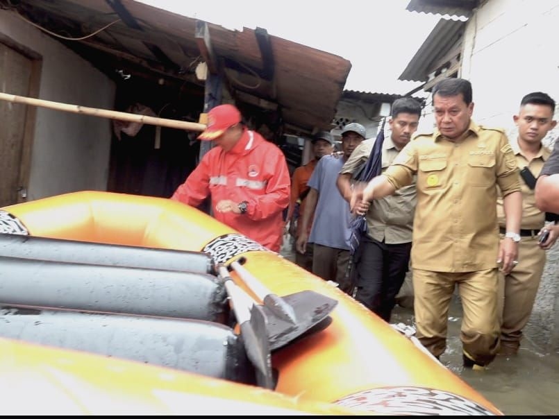 Bupati Tangerang Nekat Basah-basahan Kunjungi Korban Banjir di Kosambi, Pastikan Penanganan dan Bantuan Logistik untuk Warga