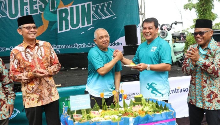 Keren! Bupati Maesyal Rasyid Raih Penghargaan Sebagai Tokoh Peduli Pendidikan dari UNIMAR Tangerang
