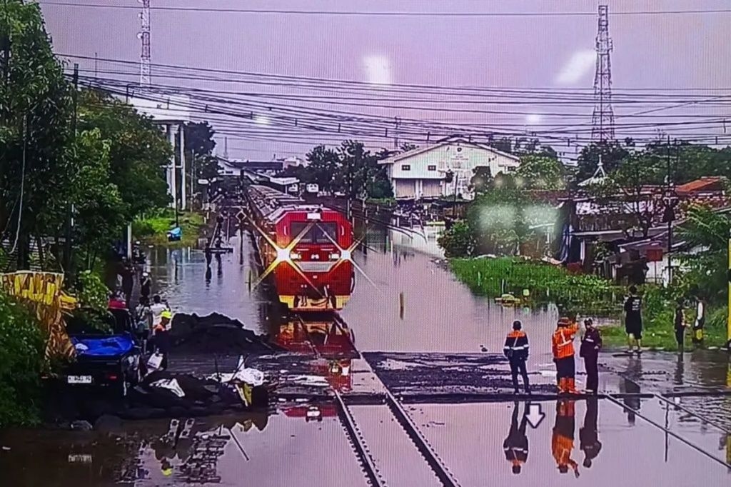 Jalur KA Pantura Pekalongan Kembali Dibuka Usai Lumpuh Akibat Banjir
