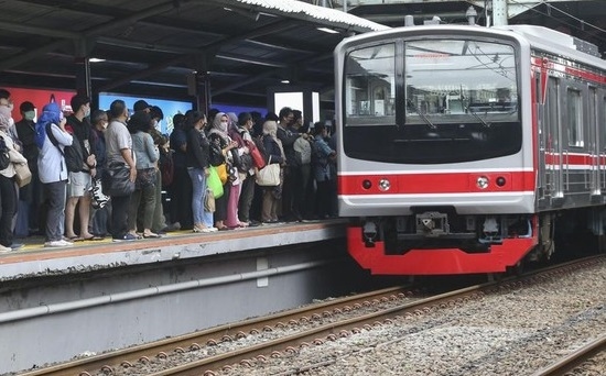 Naik KRL Saat Libur Nataru Tetap Nyaman dengan Mengikuti Tips Berikut Ini