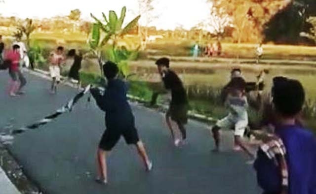 Bentrok di Bekas Kebakaran Kapuk Muara, Puluhan Orang Saling Serang Bersenjatakan Kayu dan Batu