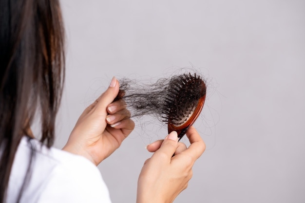Kenali 8 Penyebab Rambut Rontok Ini, Sebelum Terjadi Kebotakan